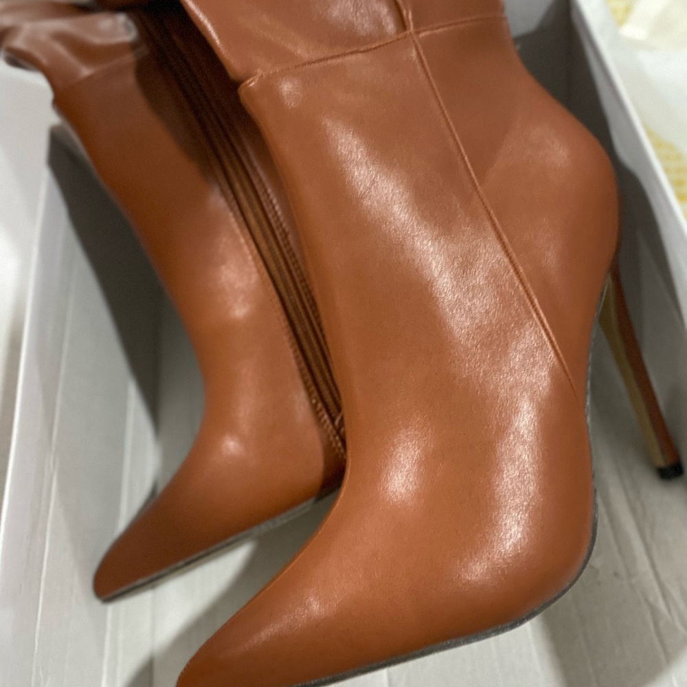Knee boots